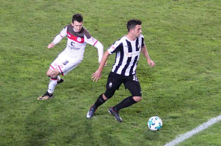 Sandhausens Derstroff enteilt seinem Hamburger Gegenspieler