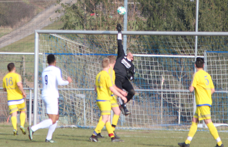 Michelfelds Keeper Sascha Schippl lenkt einen Kopfball von Agho (Nr. 9) an die Querlatte