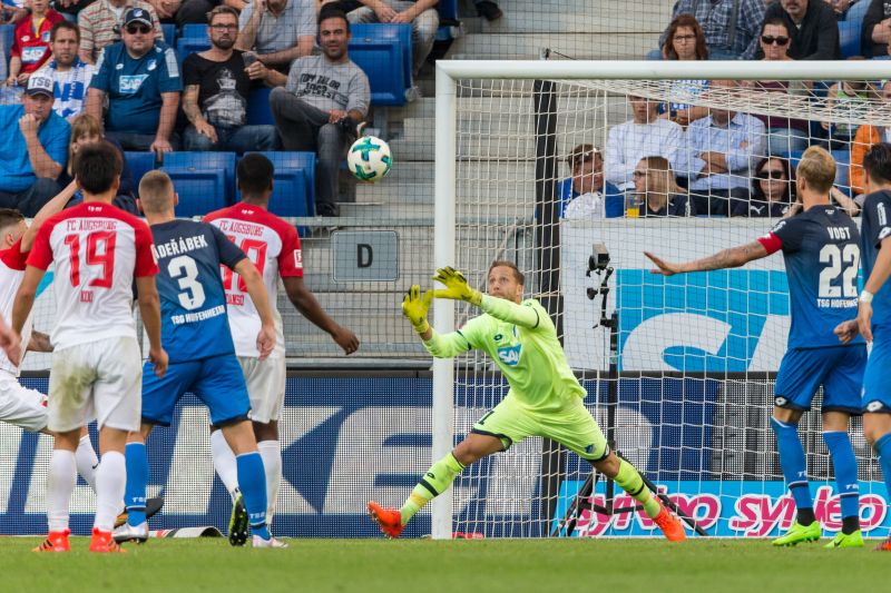 TSG-Torhüter Baumann verhindert einen Gegentreffer