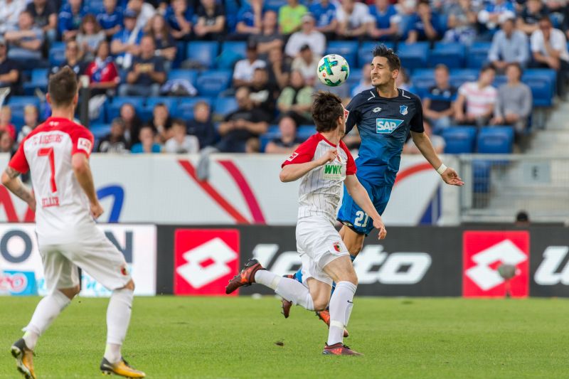 Hübner (re.) gewinnt ein Kopfballduell