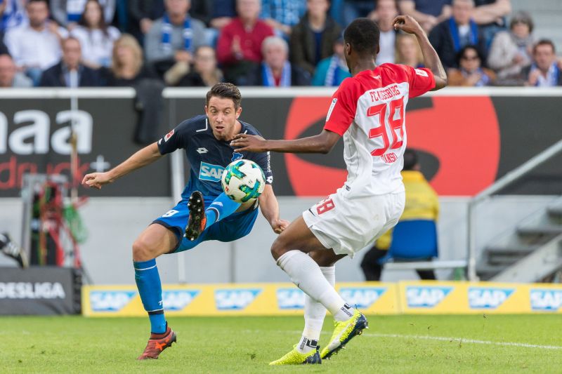 Akrobatische Einlage von Stürmer Uth (li.)