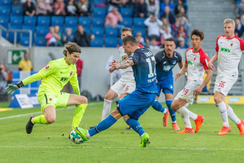 Steven Zuber scheitert im Hinspiel an FC-Keeper Marwin Hitz