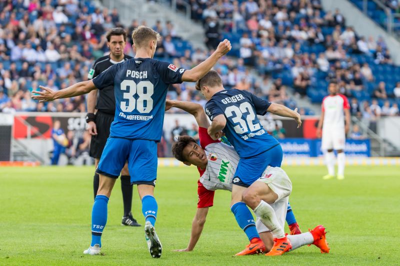 Geiger (re.) und Posch nehmen den Augsburger Gegenspieler in die Mangel