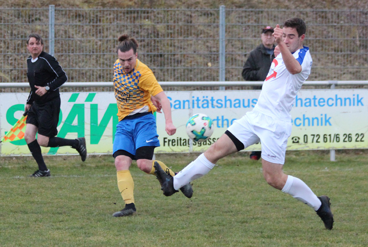 Marcos Welker (re.) versucht den Gegenspieler beim Flanken zu hindern
