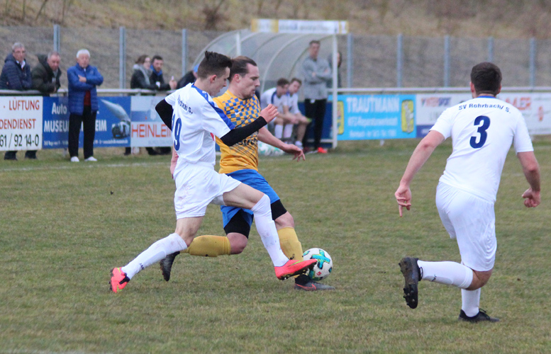 Dennis Bauer (li.) bei seinem Senioren-Debüt im SVR-Dress