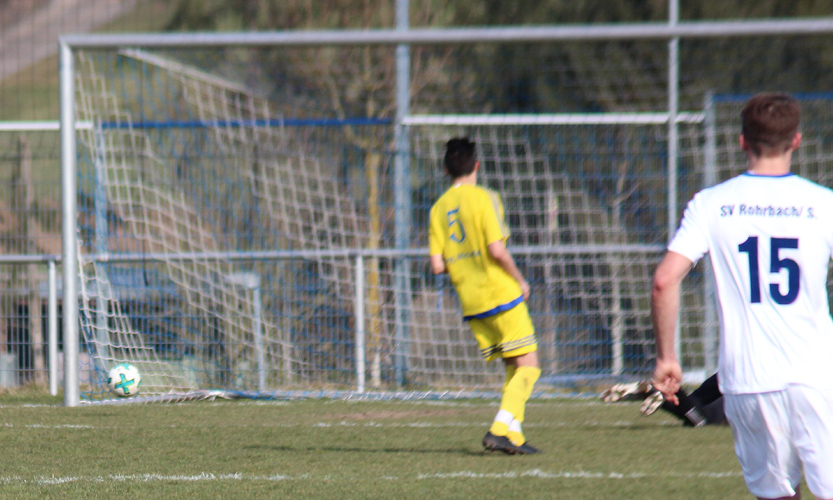 ... der Ball geht knapp neben das Tor