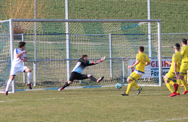 SV-Torhüter Scholl pariert einen Ince-Freistoss