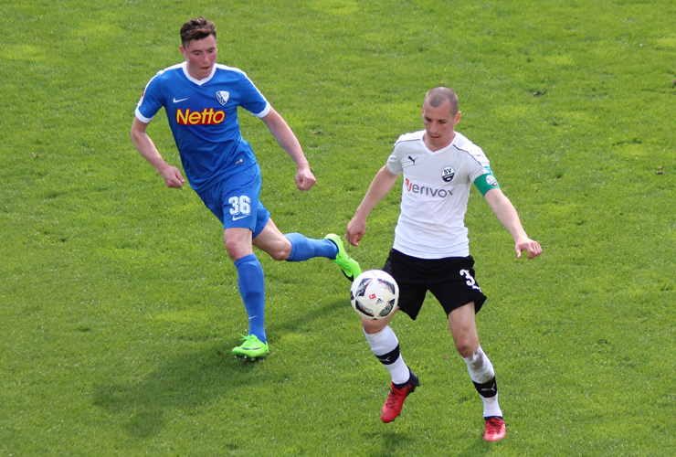 Kapitän Kulovits im Duell mit einem Bochumer Gegenspieler