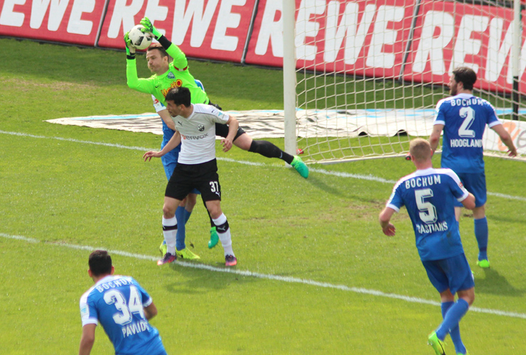 VfL-Keeper Riemann krallt sich die Kugel