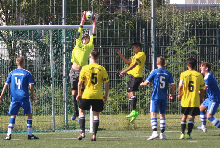 SG-Keeper Dumke fängt den Ball sicher