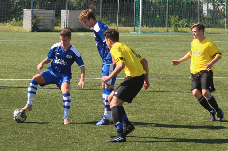 Ruben Bernhardt (li.) deckt die Kugel geschickt ab