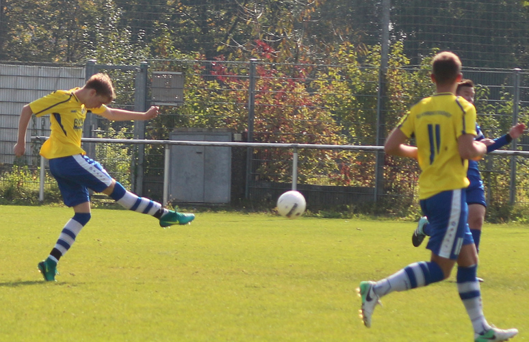 Luis Klingmann beim Torschuss