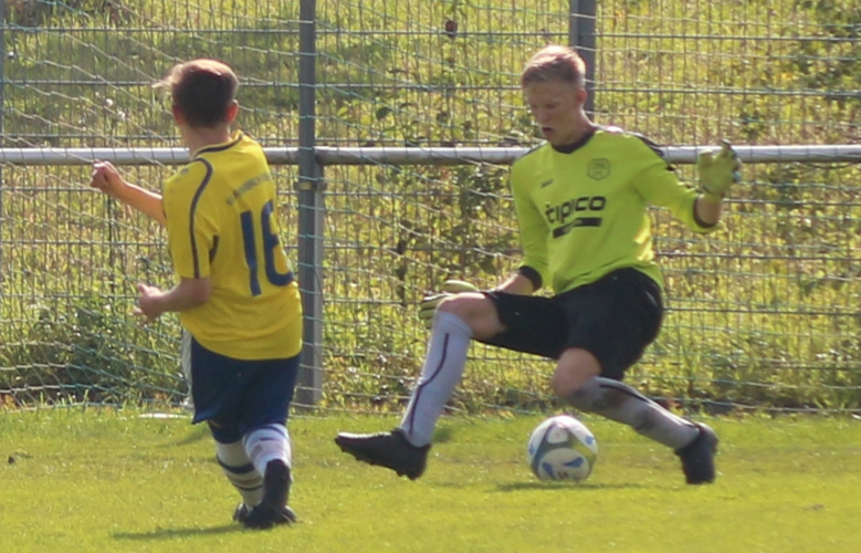 Niklas Jauß tunnelt den gegnerischen Torhüter