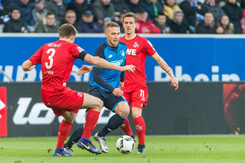 Kaderabek im Zweikampf mit zwei Kölnern