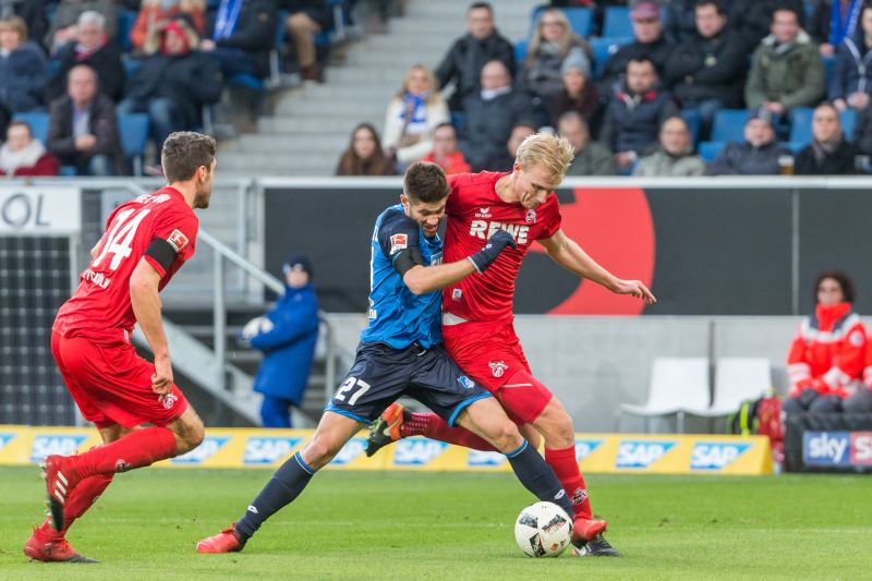 Kramaric (Mitte) im Zweikampf