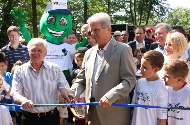 Anton Nagel mit Dietmar Hopp bei einer Feierlichkeit von Anpfiff ins Leben