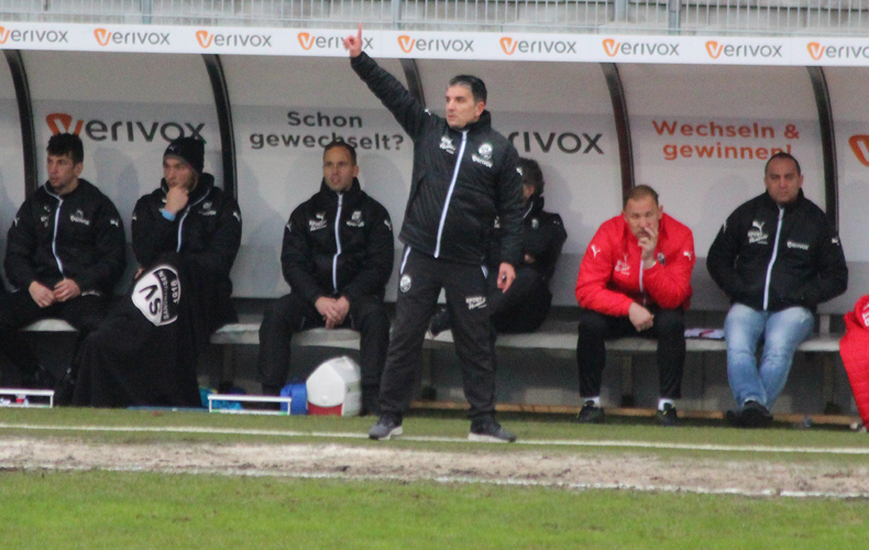 Kann SVS-Coach Kenan Kocak sein Team wieder in die Erfolgsspur bringen?