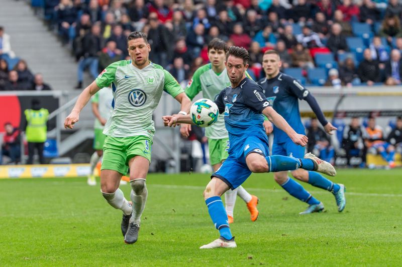 Uth mit einem Volleyschuss