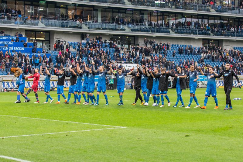 Spieler und Fans feiern den Heimsieg