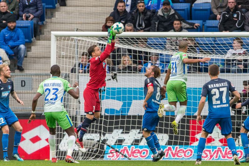Baumann fängt eine Flanke sicher