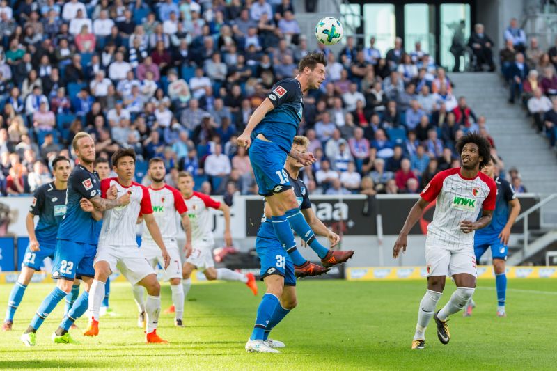 Mark Uth steigt am höchsten und köpft den Ball aus der Gefahrenzone