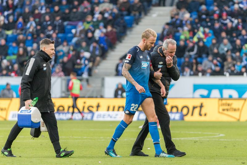 Vogt muss außerhalb des Spielfeldes behandelt werden