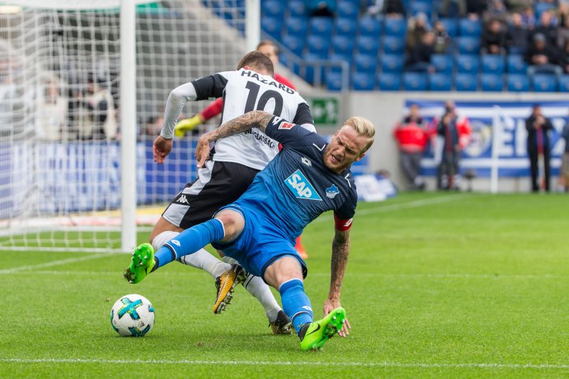 Im Duell mit dem Gladbacher Hazard zieht Vogt hier den Kürzeren