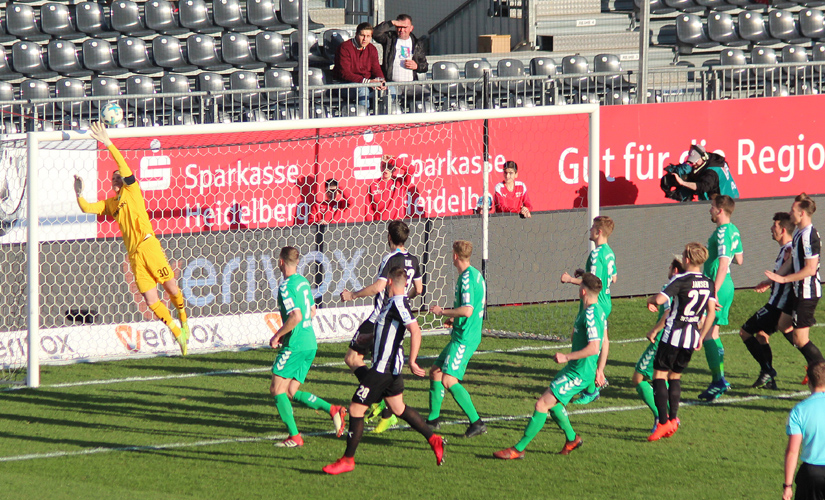 Fürths Keeper Burchert lenkt den Ball gerade noch über die Querlatte