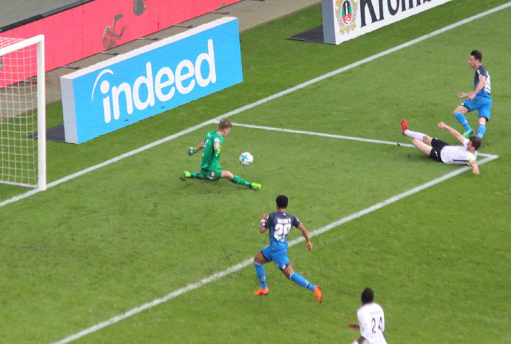 Uth (re.) scheitert an Eintracht-Keeper Hradecky. Links stand Gnabry völlig frei.