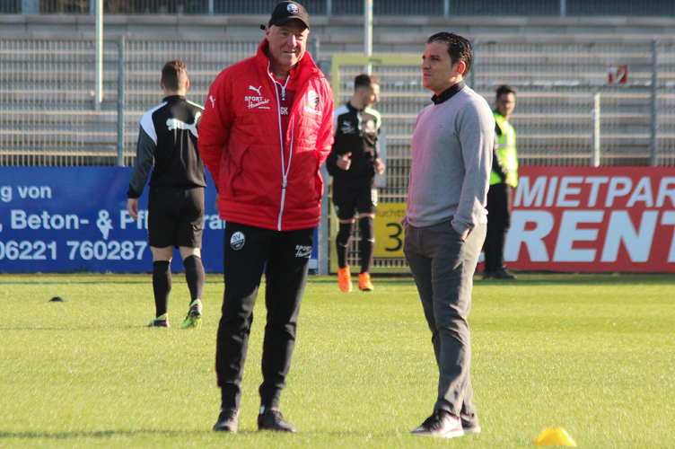 Gespräch unter Trainer Kocak (re. und Co-Trainer Kleppinger