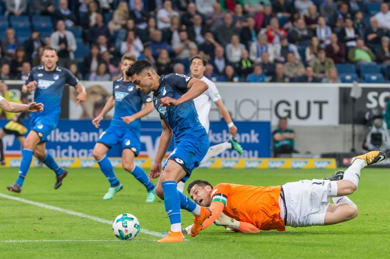 Amiri umdribbelt Tschauner, doch seine Vorlage kann Szalai aus kurzer Distanz nicht verwerten