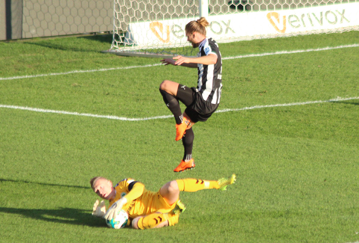 SVS-Stürmer Gislason scheitert am Fürther Keeper Burchert