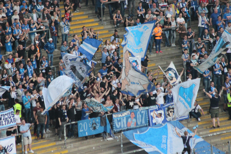 Jubel bei den 800 mitgereisten Hoffe-Fans nach dem 1:1 Ausgleich durch Gnabry
