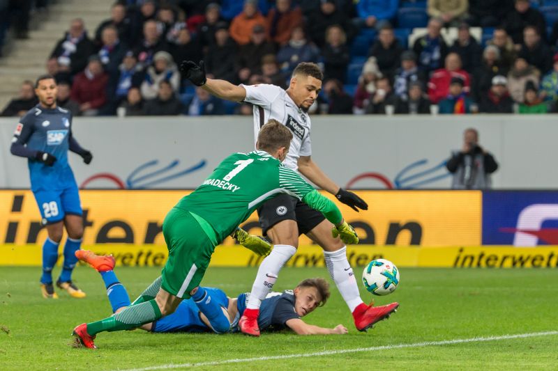 Heikle Situation vor dem Frankfurter Tor im Hinspiel