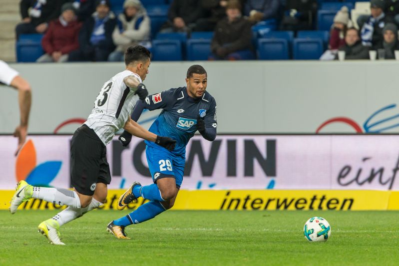Gnabry enteilt seinem Gegenspieler