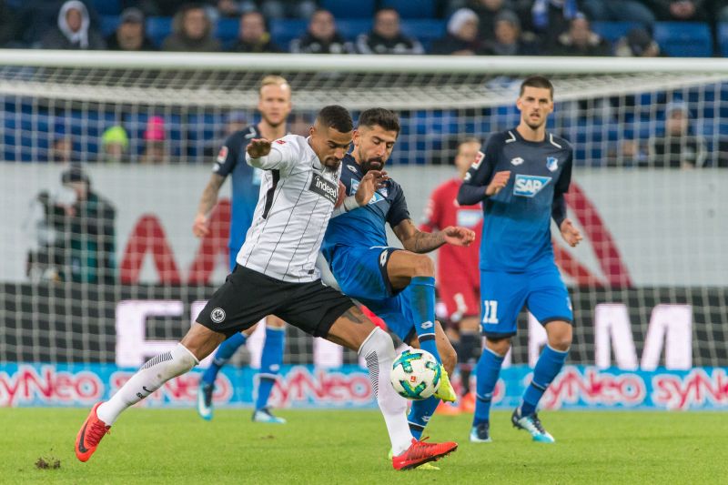 Frankfurts Kevin-Prince Boateng im Duell mit Hoffenheims Kerem Demirbay