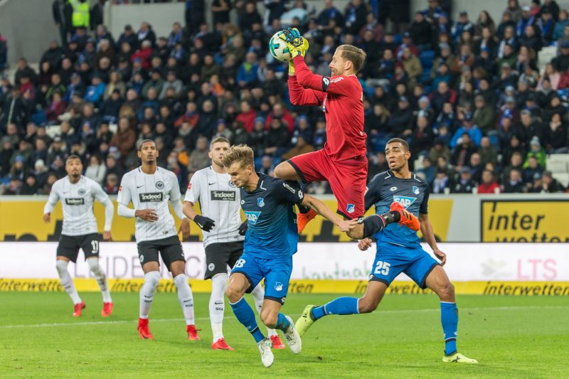 Oliver Baumann fängt sicher eine Eintracht-Flanke