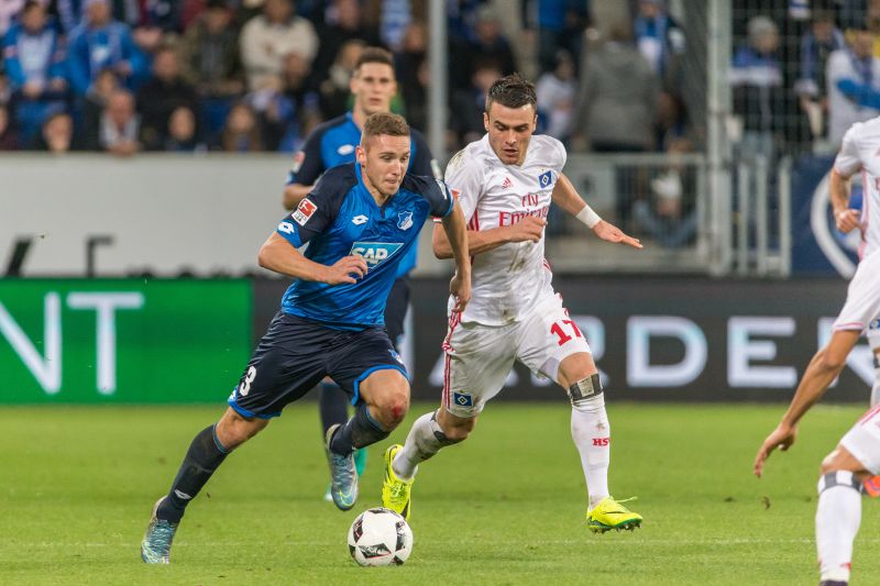 Pavel Kaderabek (li.) im Laufduell mit Hamburgs Filip Kostić