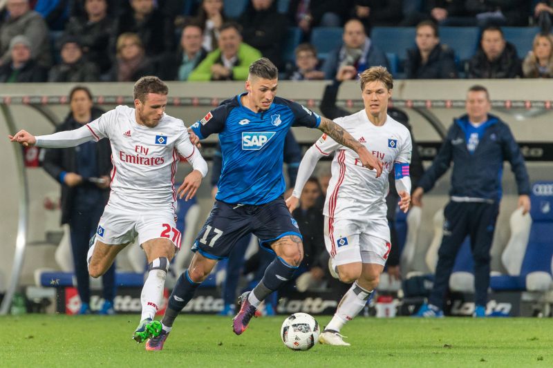 Steven Zuber kann sich gegen die beiden Hamburger Nicolai Müller und Gotoku Sakai durchsetzen