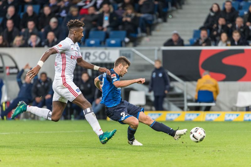 Andrej Kramaric (re.) kann von Gideon Jung nicht am Torschuss gehindert werden