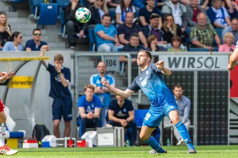 Adam Szalai hat den Ball fest im Visier
