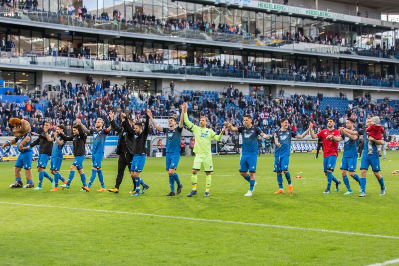 Die TSG-Profis feiern mit ihren Fans den Heimsieg. In den restlichen drei Saisonspielen möchte man das Optimale noch herausholen.