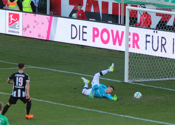 SVS-Keeper Schuhen verhindert in der Anfangsphase mit dieser Parade einen Rückstand