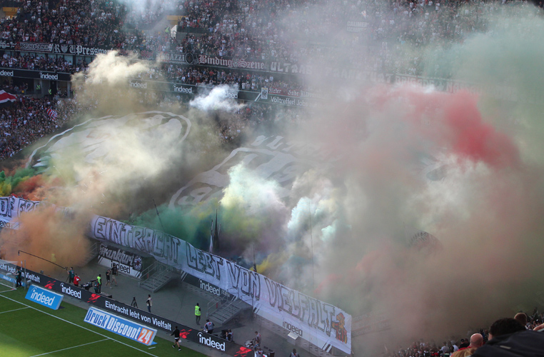 Dichter Qualm aus dem Frankfurter Fanblock zu Spielbeginn