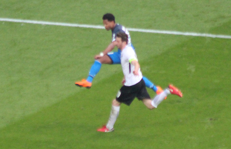 Gnabry zieht aus vollem Lauf ab ...