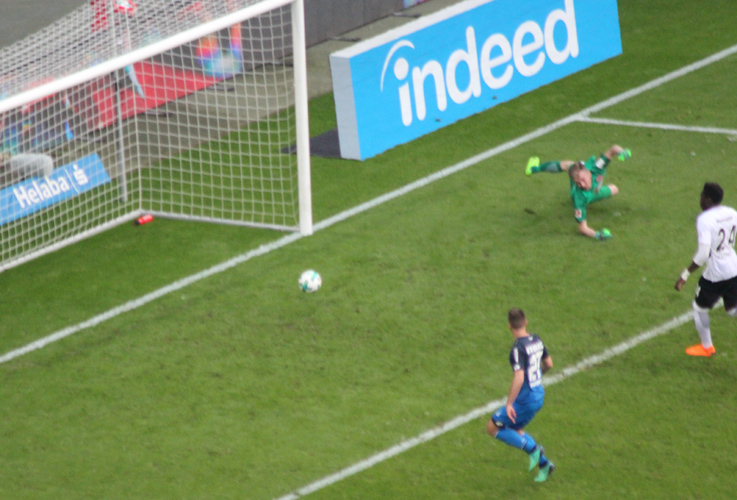 ... und trifft vorbei an Torhüter Hradecky ins lange Eck ...