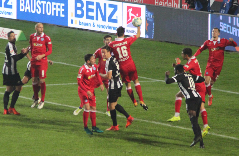 Hoch ging es her im MSV-Strafraum bei der 0:1-Hinspielniederlage des SVS