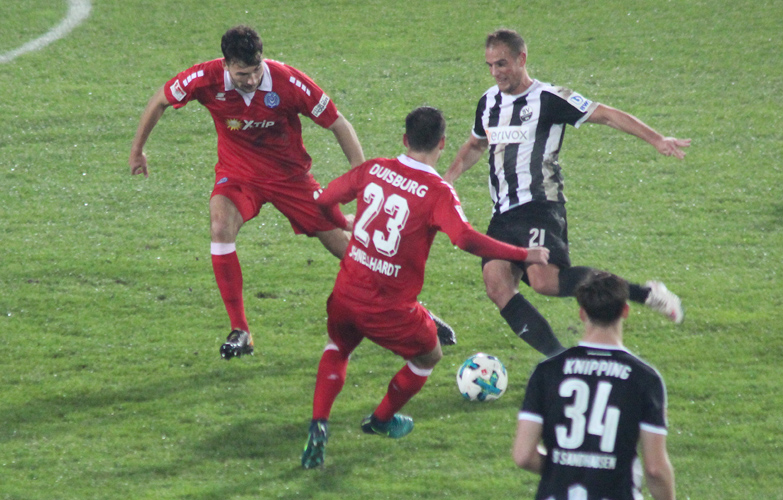 Manuel Stiefler im Duell mit zwei Duisburgern