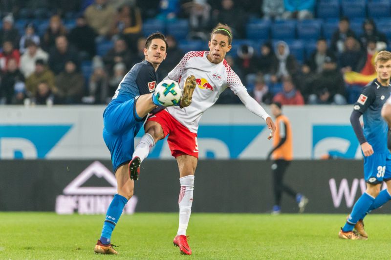 Benjamin Hübner (li.) im Zweikampf mit Yussuf Poulsen