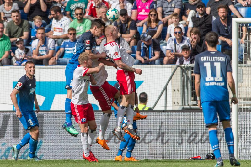 Verbitterter Kampf um den Ball. Wie in dieser Szene hatte am Ende die TSG die Lufthoheit.